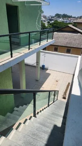 Imagem LOCAÇÃO DE SOBRADO NO CONDOMÍNIO ARUJÁ V, EM ARUJÁ/SP, 300m² com 3 quartos, suíte. CONSULTE-NOS.