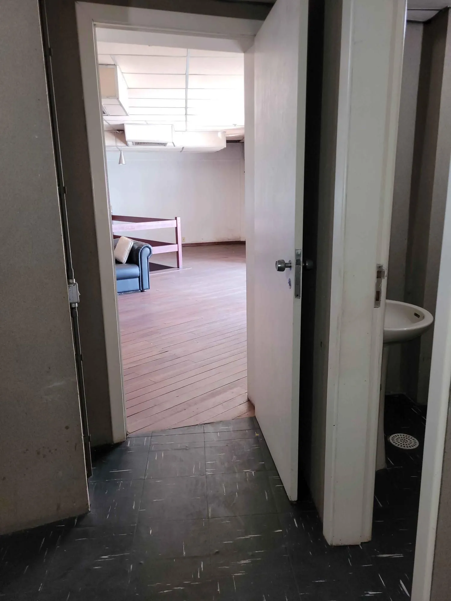 Imagem MÁFFER IMÓVEIS ALUGA SALAS COMERCIAIS COM GARAGEM Excelente imóvel comercial em localização estratégica e de alto fluxo de veículos e pedestres, ideal para empresas, clínicas, escritórios corporativos ou instituições financeiras.