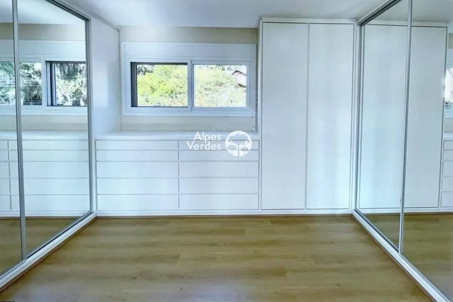 Imagem Vende-se Casa em Condominio com 3 suites a 5 minutos da Rua Coberta