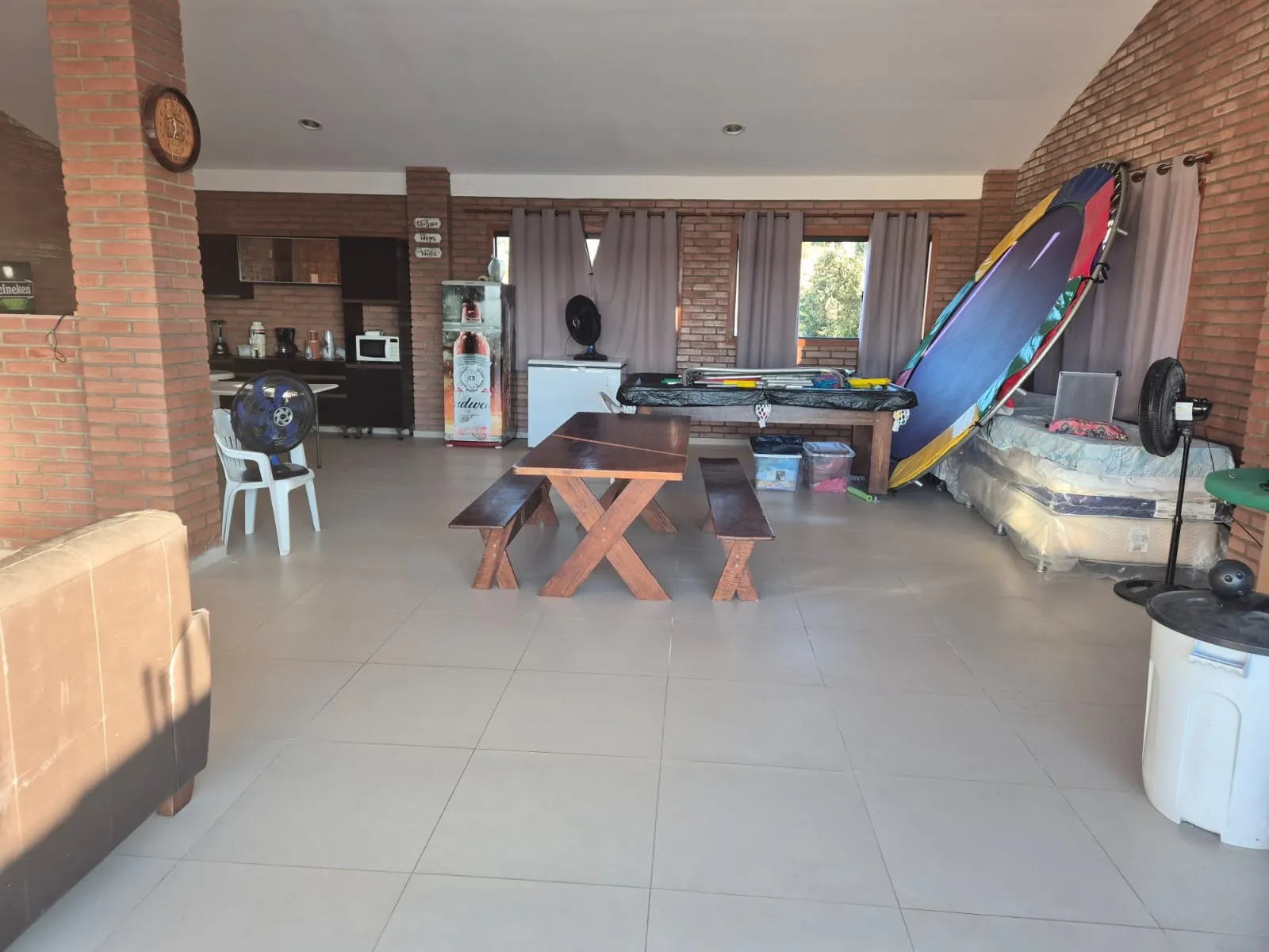 Imagem Chácara à venda em Araçoiaba da Serra-SP, bairro Cercado: 1 sala, 2 banheiros, 12 vagas de garagem, 100,00 m² de área.