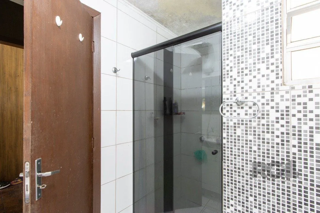 Imagem Apartamento com 70m² de área privativa, possui 3 dormitórios, sala para 2 ambientes, banheiro social, cozinha com móveis planejados e área de serviço.