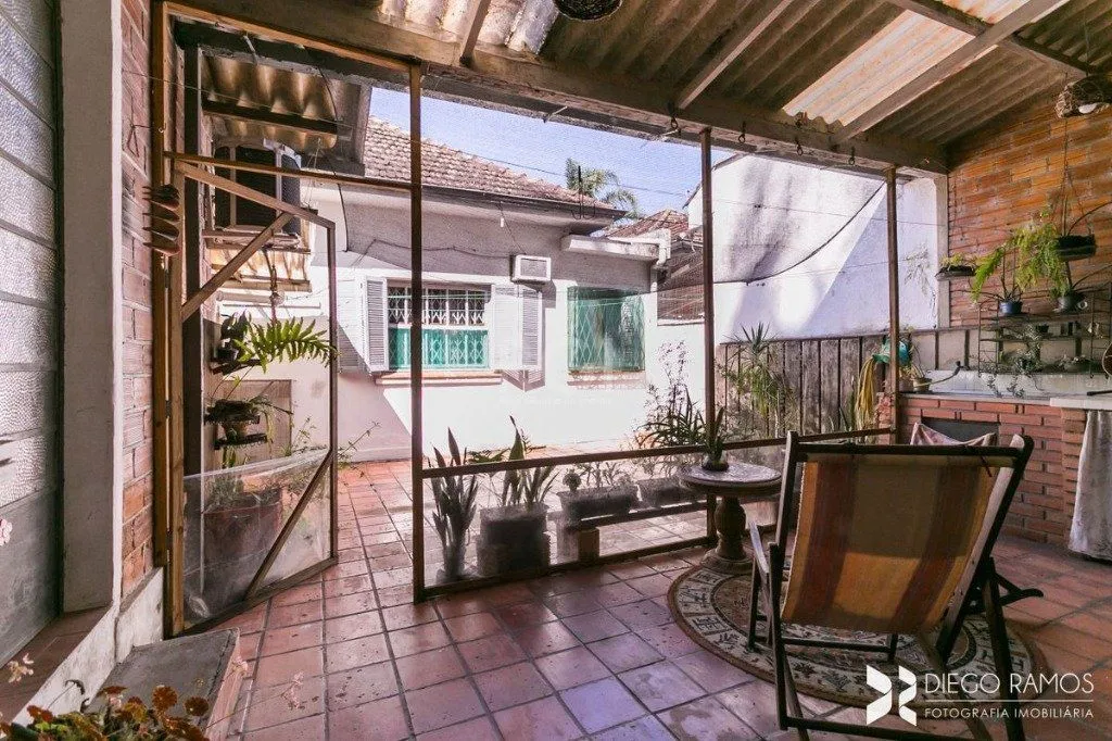 Imagem Casa para Venda - 198m², 3 dormitórios, sendo 1 suites, 4 vagas - Petrópolis