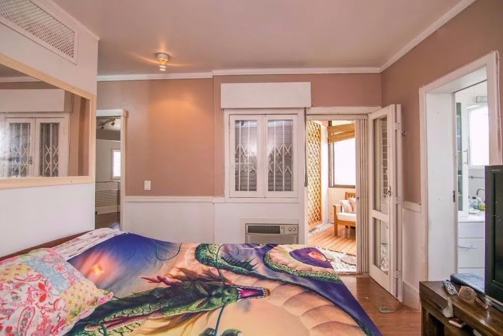 Imagem Casa de esquina com 6 dormitórios, 430m², piscina, 4 vagas