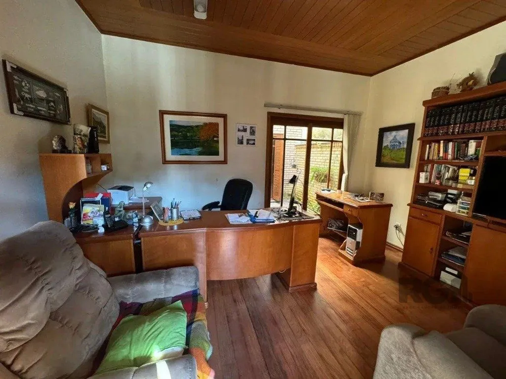 Imagem Casa com 4 dormitórios no bairro nonoai