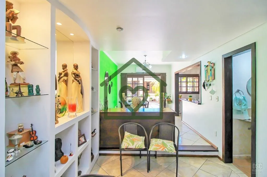 Imagem Casa, estilo sobrado, social integrado com lareira, jantar, cozinha com armários, pátio, pergolado...