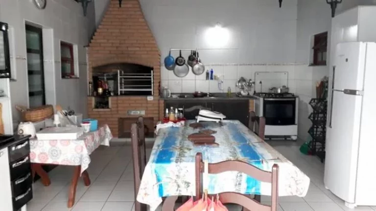 Imagem CASA COM 5 DORMITORIOS PERTINHO DA PRAIA