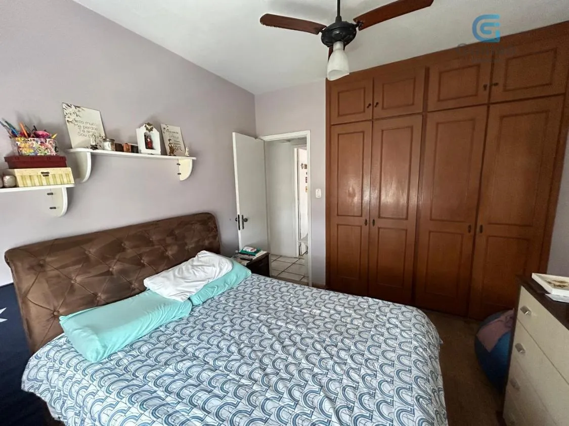 Imagem Vendo Amplo Apartamento 03 dormitórios, 01 Suíte, Dependência de Serviço Completa e Garagem demarcada, Frente para a rua, no Boqueirão, Santos