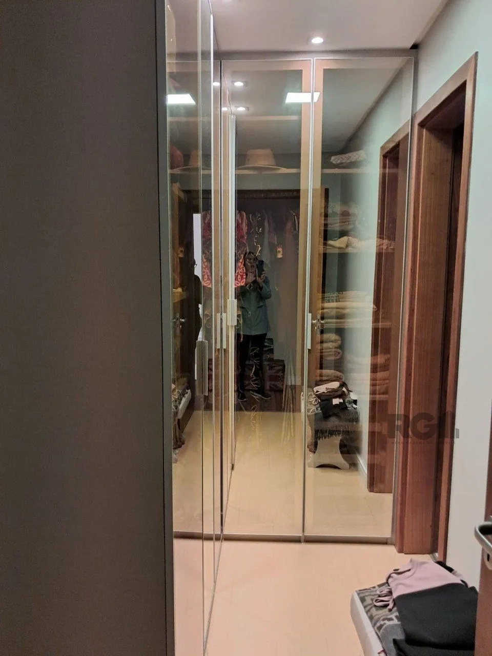Imagem Apartamento de dois quartos, suíte e uma vaga de garagem no bairro Santana em Porto Alegre.