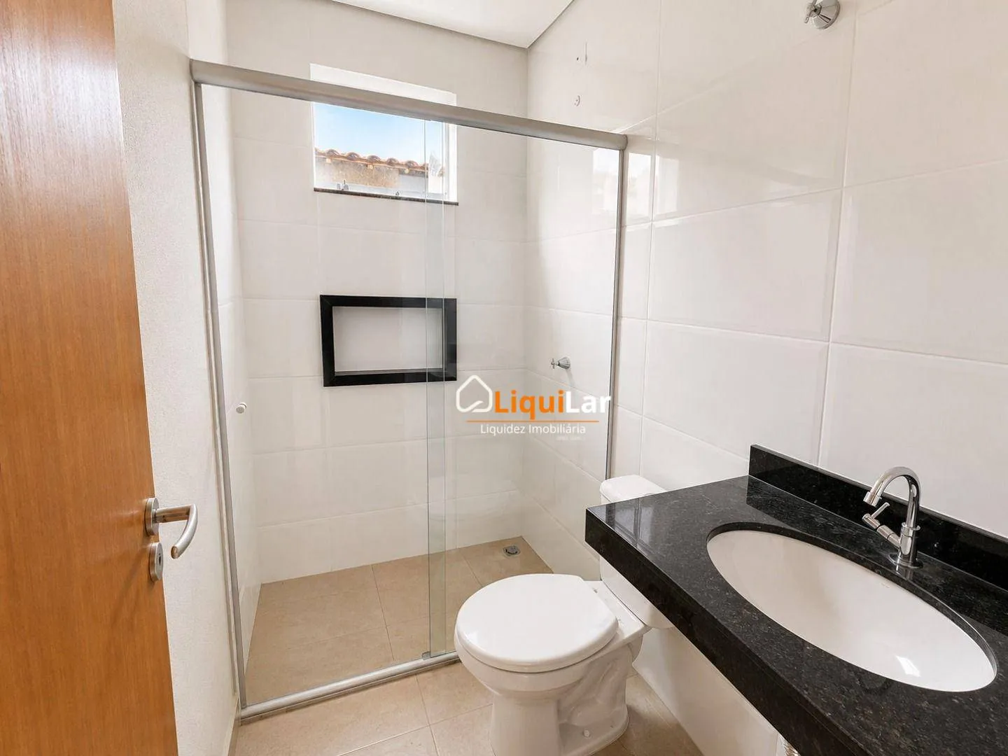 Imagem Oportunidade no Jardim Samambaia! Casa térrea com 2 quartos, sendo 1 suíte, sala ampla, cozinha americana, banheiro social, área de serviço e varanda