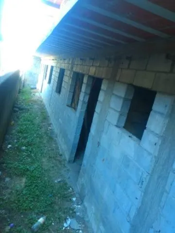 Imagem VENDA DE CASAS EM CONSTRUÇÃO NO MIRANTE, EM ARUJÁ/SP, são 06 casas com 03 cômodos cada e localização estratégica, ótimo para renda! CONSULTE-NOS.