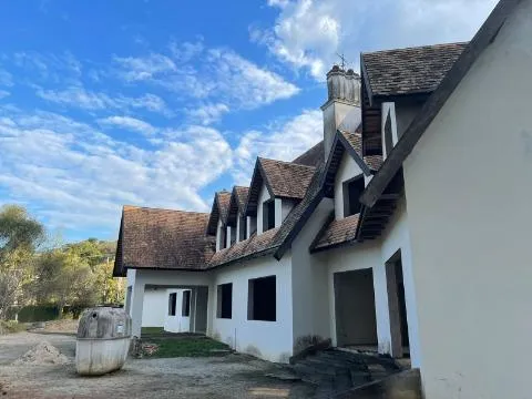 Imagem VENDA CASA EM ESTILO NORMANDO CONDOMÍNIO ARUJÁ HILLS I II com A/T 1838,23m², A/C 817,42m² e Pavimento térreo 408,71m². CONSULTE-NOS.