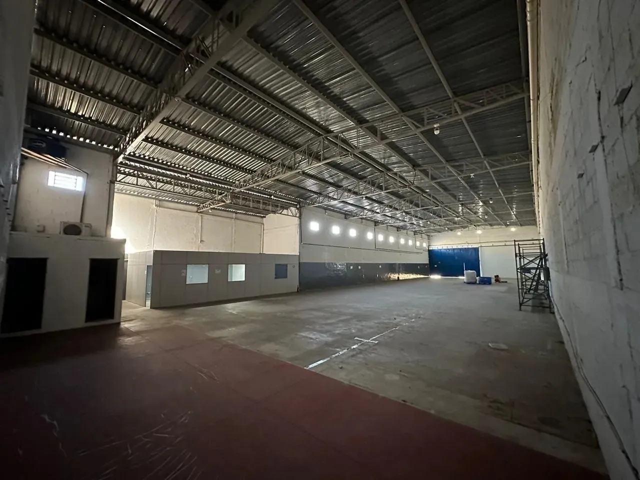 Imagem Galpão Industrial e Comercial 825m² - Acesso Fácil à Dutra
