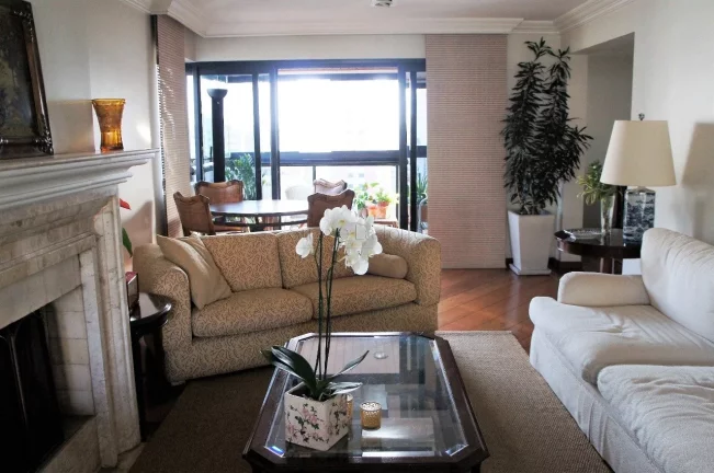 Imagem Apartamento de 191m², em andar alto. Living amplo com lareira e varanda gourmet. Possibilidade de i...