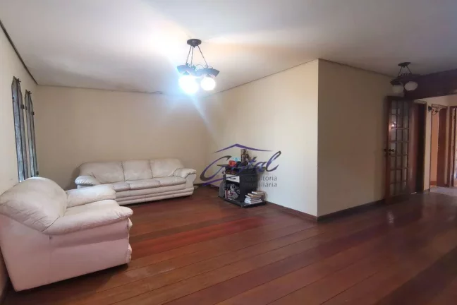 Imagem Casa Térrea de 240m² com 2 dormitórios 2 banheiros 2 vagas de garagem ótimo para construtores