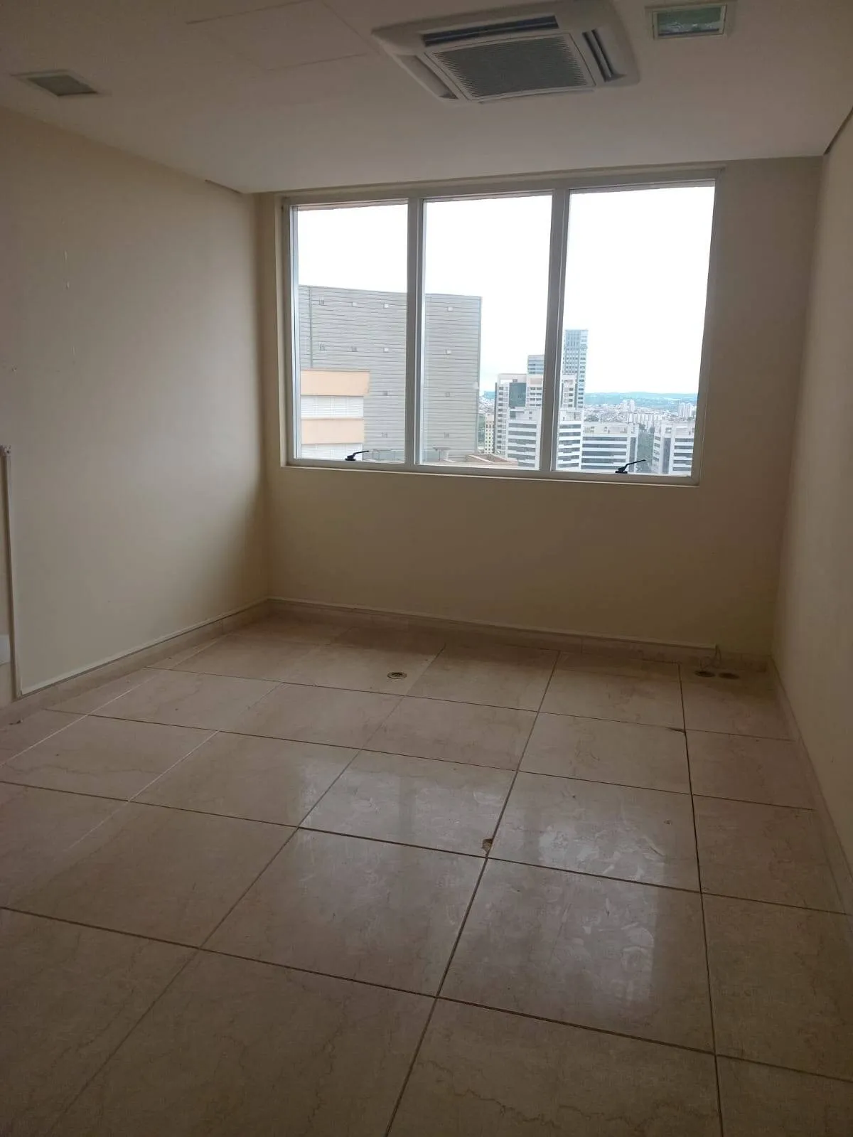 Imagem Sala Comercial no Centro de Alphaville - 200m², 5 Vagas e Completa Infraestrutura