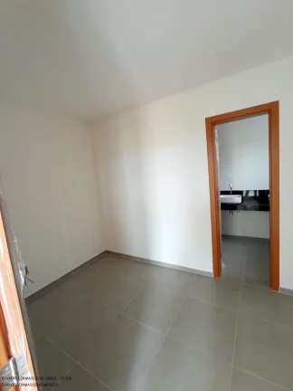 Imagem Luxuosa casa em condomínio à venda em Lauro de Freitas-BA, no bairro Buraquinho, com 4 quartos, 4 suítes, 2 salas, 1 banheiro, 2 vagas de garagem e 350m² de área.
