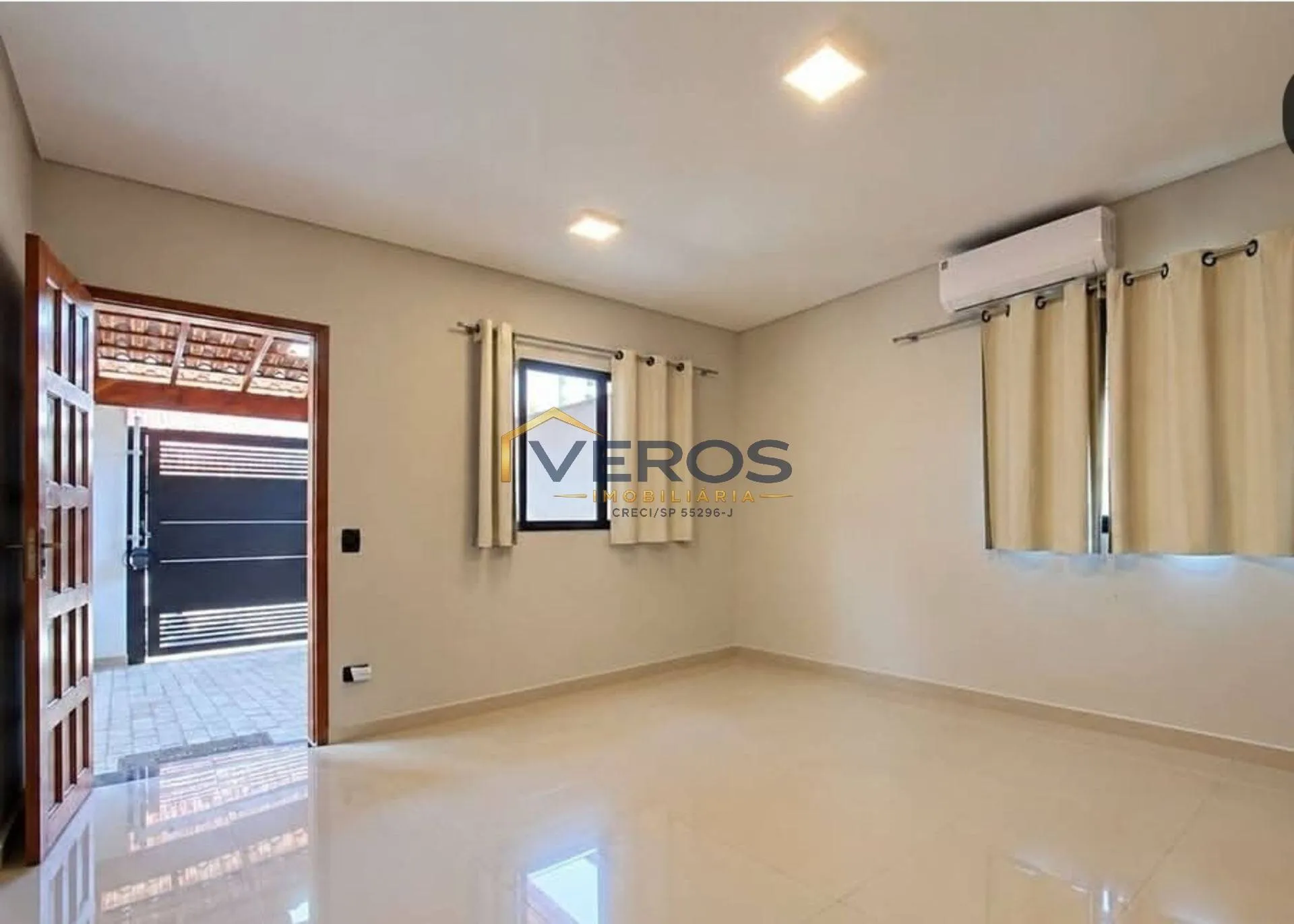 Imagem Casa com 2 dormitórios e 2 vagas à venda no Centro de Caraguatatuba