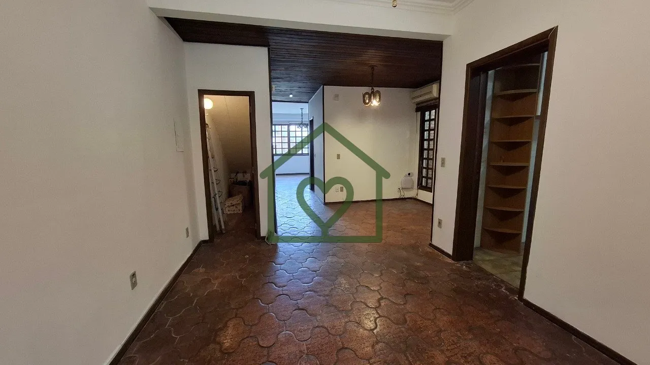 Imagem Casa 3 dormitórios sendo um suíte com sacada e garagem para dois carros. No andar inferior: Living...