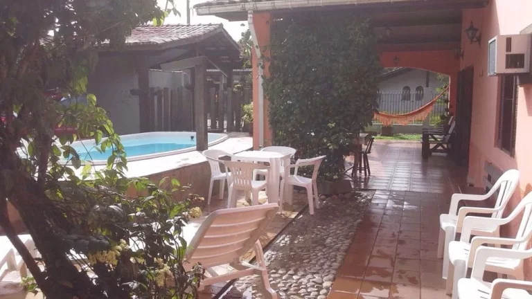 Imagem Casa espaçosa com piscina - Aluguel Temporário - Praia das Toninhas - Ate 18 pessoas