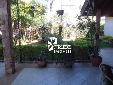 Imagem CASA A VENDA EM MOGI DAS CRUZES LOCALIZADO NO CONDOMÍNIO MONTEREY VILLE COM A/T: 600m² A/C: 390m² distribuídos em 3 suítes, sala de estar, sala de jan