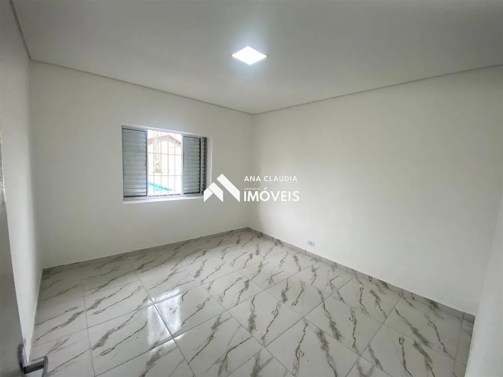 Imagem Casa ISOLADA lote inteiro