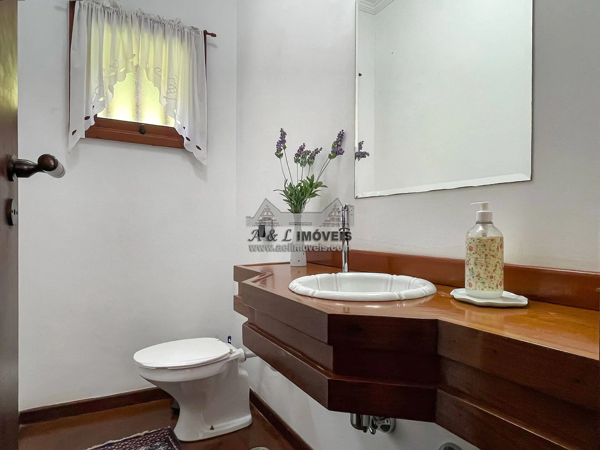 Imagem Casa à Venda em Campos do Jordão - 3 Lareiras e 1,5 km de Capivari