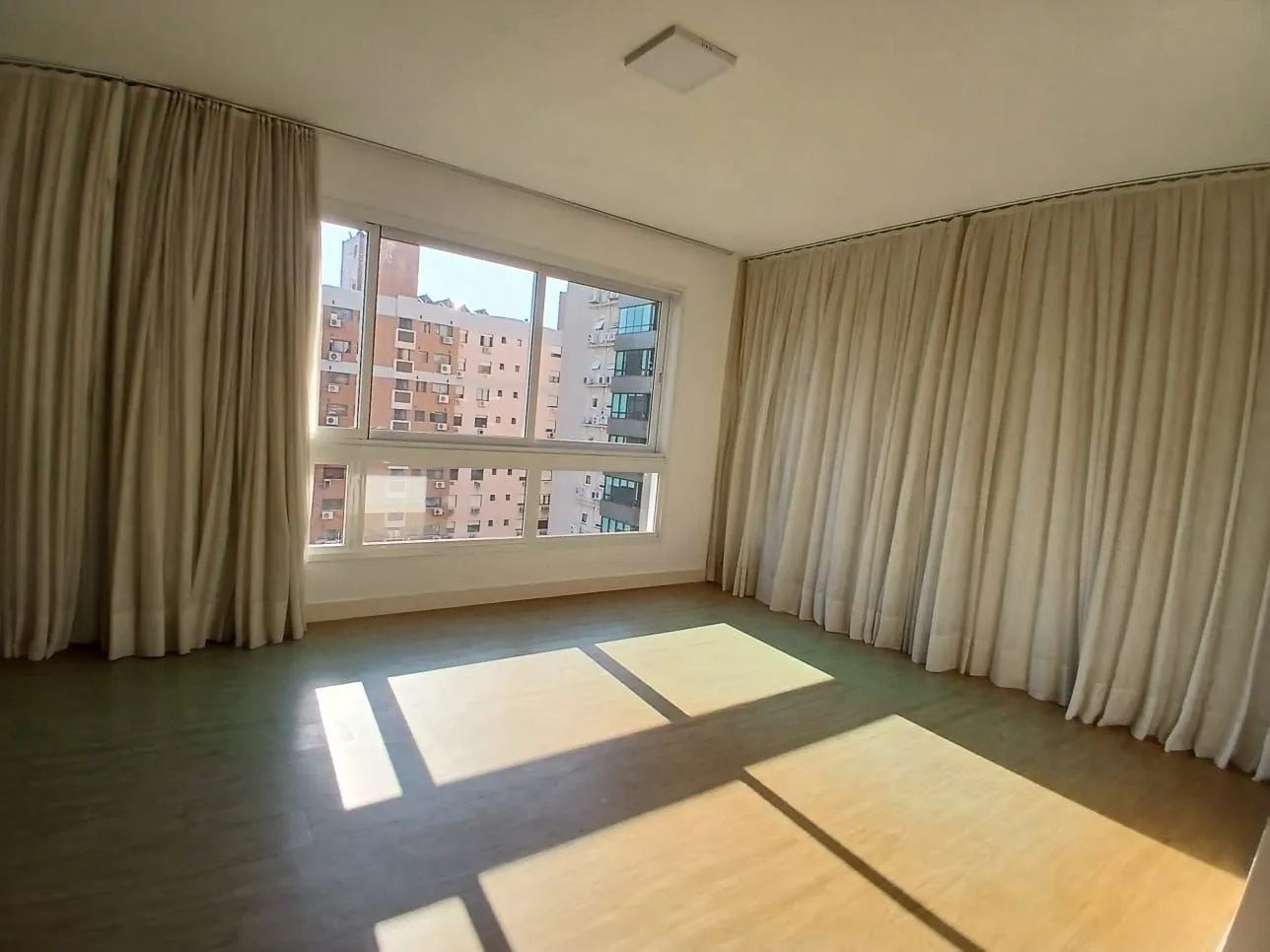 Imagem Apartamento com 3 dormitorios e suite no Menino Deus, Porto Alegre/RS