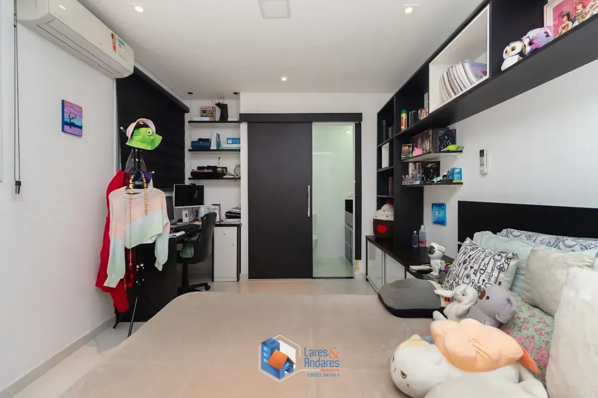 Imagem Casa para venda em Parque São Domingos com 4 quartos, sendo 2 suítes, 210m²