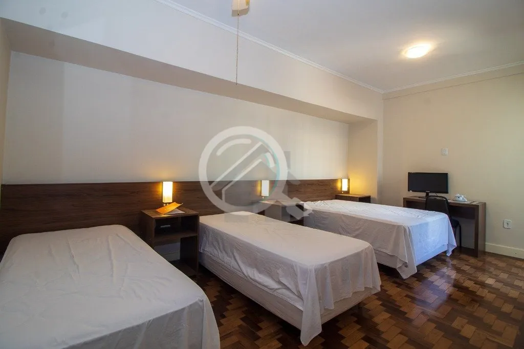 Imagem Studio totalmente mobiliado, com ar condicionado,uma cama de casal e duas camas de solteiro, banheir...