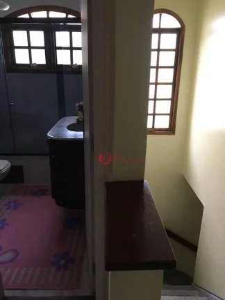 Imagem Sobrado com 157 metros quadrados com Sala, Cozinha, 3 dormitórios, 1 suite, 2 B|anheiros, 1 Lavabo e 2 Vagas cobertas