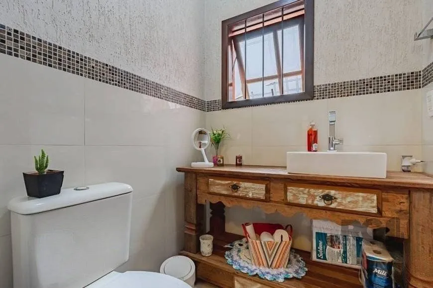 Imagem Excelente casa de 209m² com 3 dormitórios, piscina e 3 vagas de garagem.