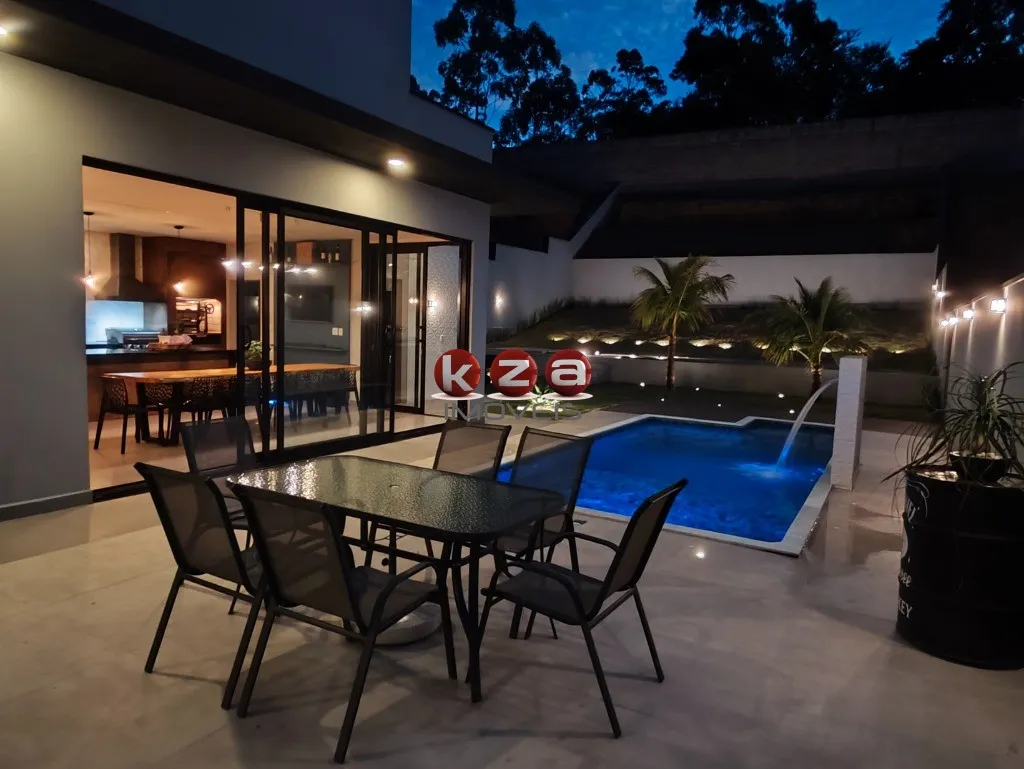 Imagem Casa a venda em Condomínio de Alto Padrão em Vinhedo-SP: 3 Suítes, 2 Salas, gourmet com churrasqueira e piscina.