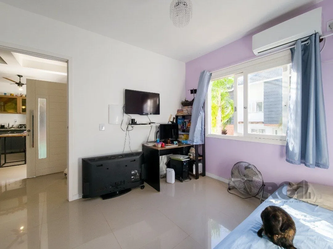 Imagem Living em dois ambientes com cozinha americana, lavabo, pátio, lavanderia. o3 dormitórios sendo 01 suíte, banheiro social e sótão. Duas vagas de garagem.