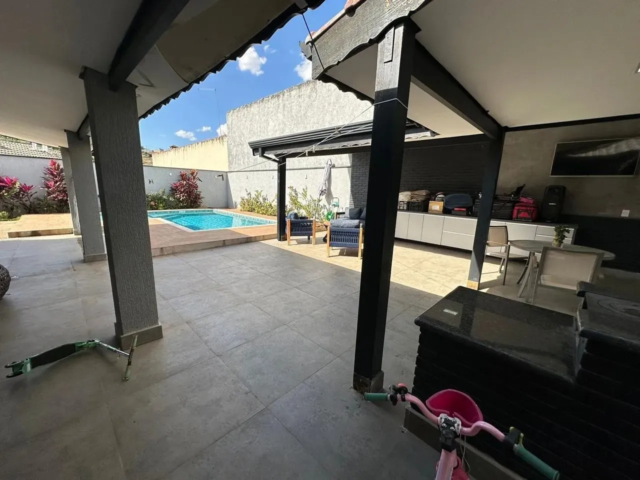 Imagem Casa Semi Mobiliada no Ibiti do Paço - 310m² Construídos, 3 Suítes e Piscina