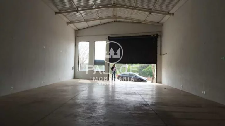 Imagem .Barracão excelente localização com 271,75 m²
 Salão comercial 
 02 banheiros social,;
 Cozinh...