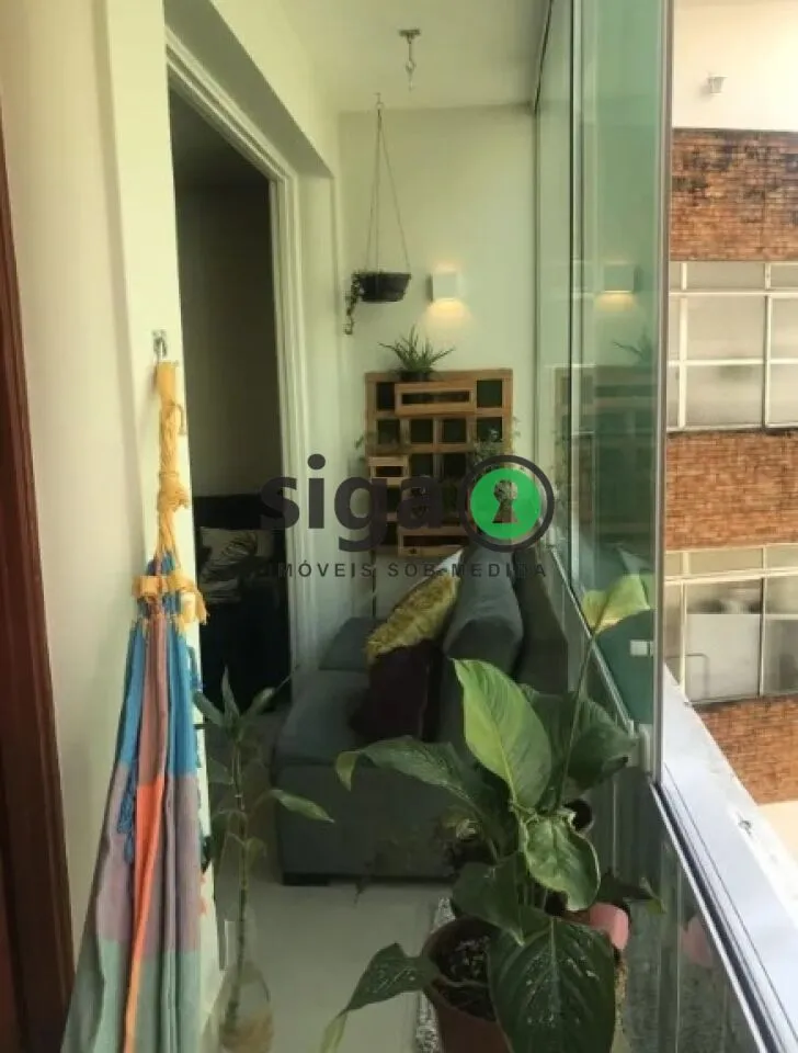 Imagem Apartamento Reformado com 2 Dormitórios, Varanda e Vaga na Bela Vista