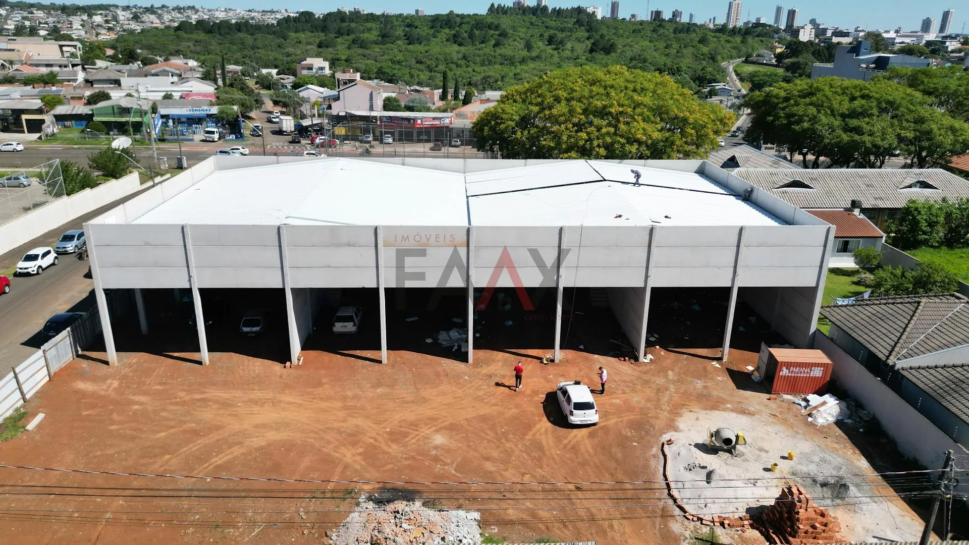 Imagem Sala comercial no Bonsucesso com amplo espaço de estacionamento sala tendo 300m