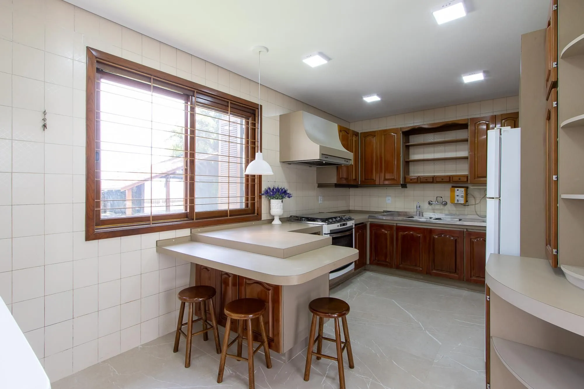 Imagem Casa com 2 dormitórios 3 banheiros. lareira e churrasqueira, e com arquitetura moderna.
