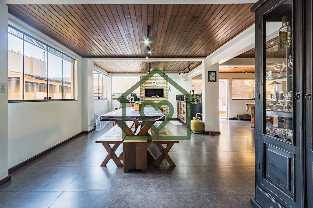 Imagem CASA EM CONDOMÍNIO ABERTO DE 271m² COM 3 DORMITÓRIOS (1 SUÍTE MASTER), 3 BANHEIROS, 2 SALAS DE E...