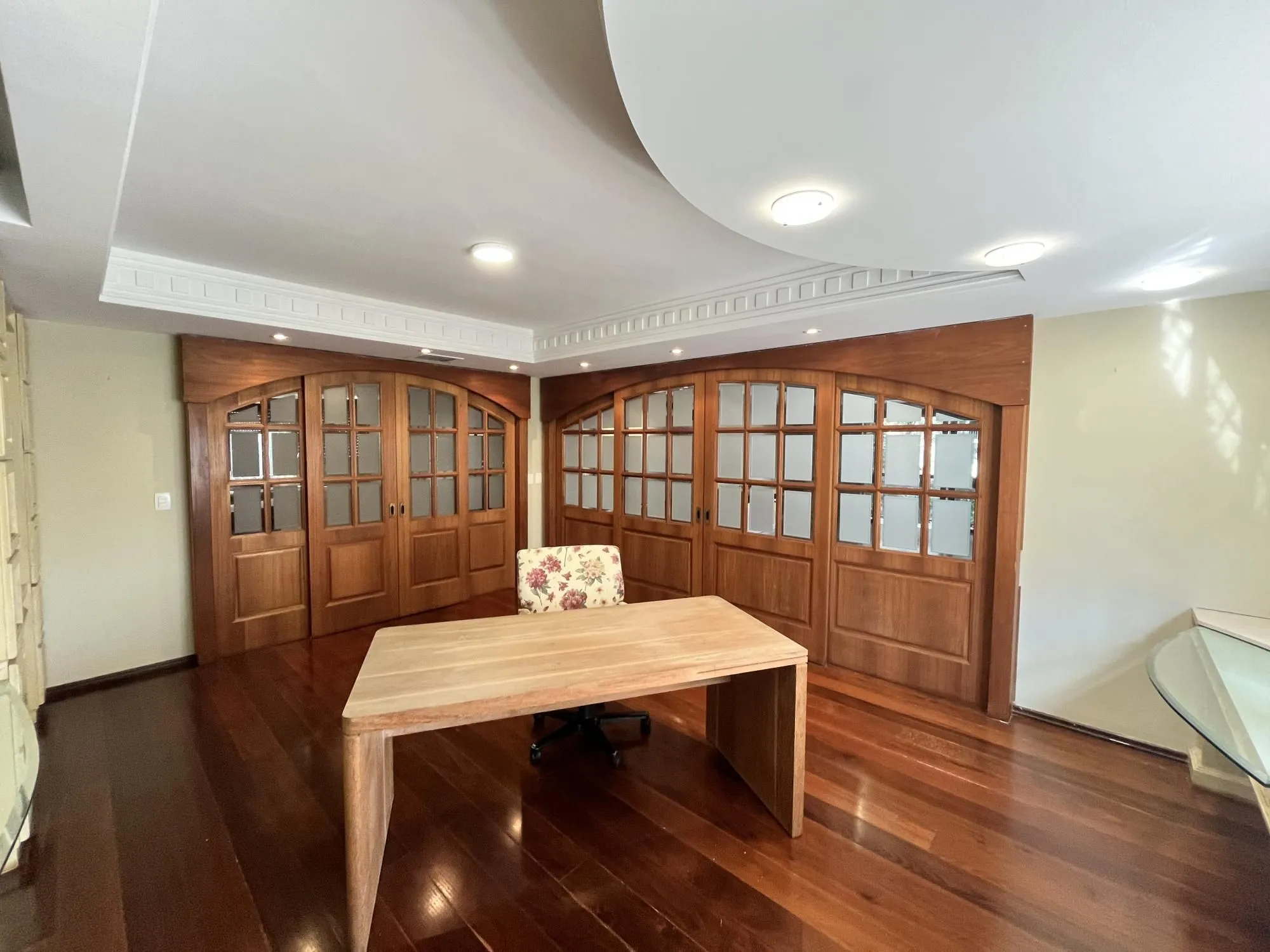 Imagem Apartamento de 4 quartos, suíte, amplo closet, dependência e 2 vagas de garagem