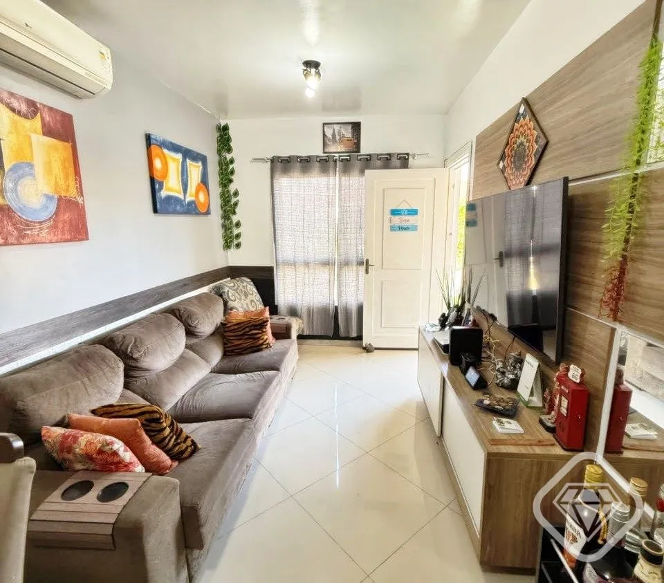 Foto do imóvel Casa em condomínio no bairro Hípica, semi mobiliada, totalmente reformada com pátio amplo e excel... em Embira