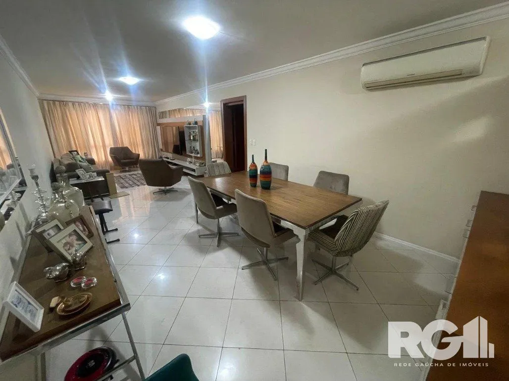 Imagem Apartamento com 3 dormitórios, 1 suíte, lavabo, 2 vagas cobertas, semimobiliado, churrasqueira e lareira.