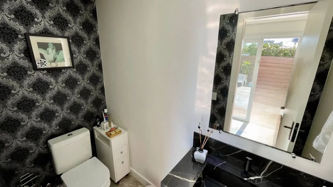 Imagem Casa Mobiliada com pátio e piscina