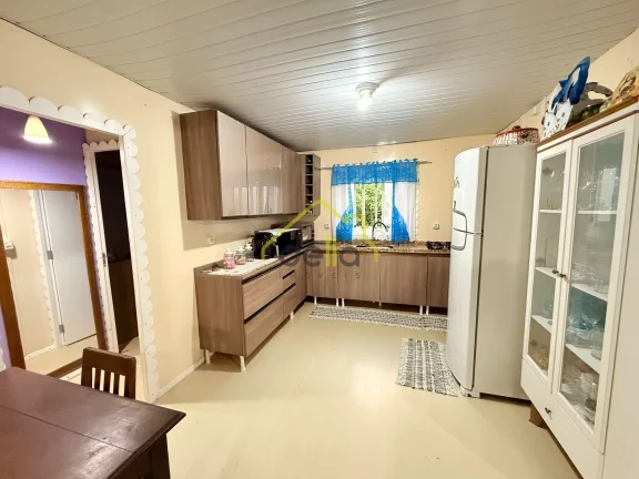 Imagem Casa de madeira muito bem localizada entre os bairros Iririú e saguaçu!