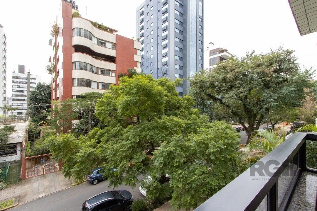 Imagem Apartamento com piscina na sacada e 3 vagas individuais.