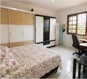 Imagem Casa 4 domitorios sendo uma suite com 6 vagas em 195m2 no bairro Guaruja.