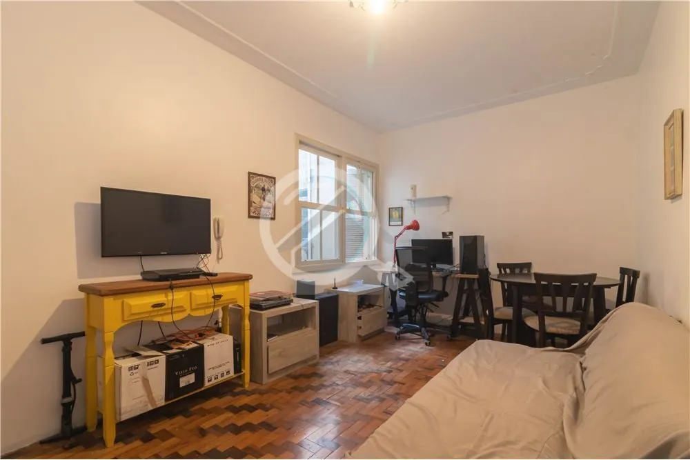 Imagem Amplo Apto. de 1 quarto com área de serviço, prédio com Elevador e Portaria com tag. Perto de tod...