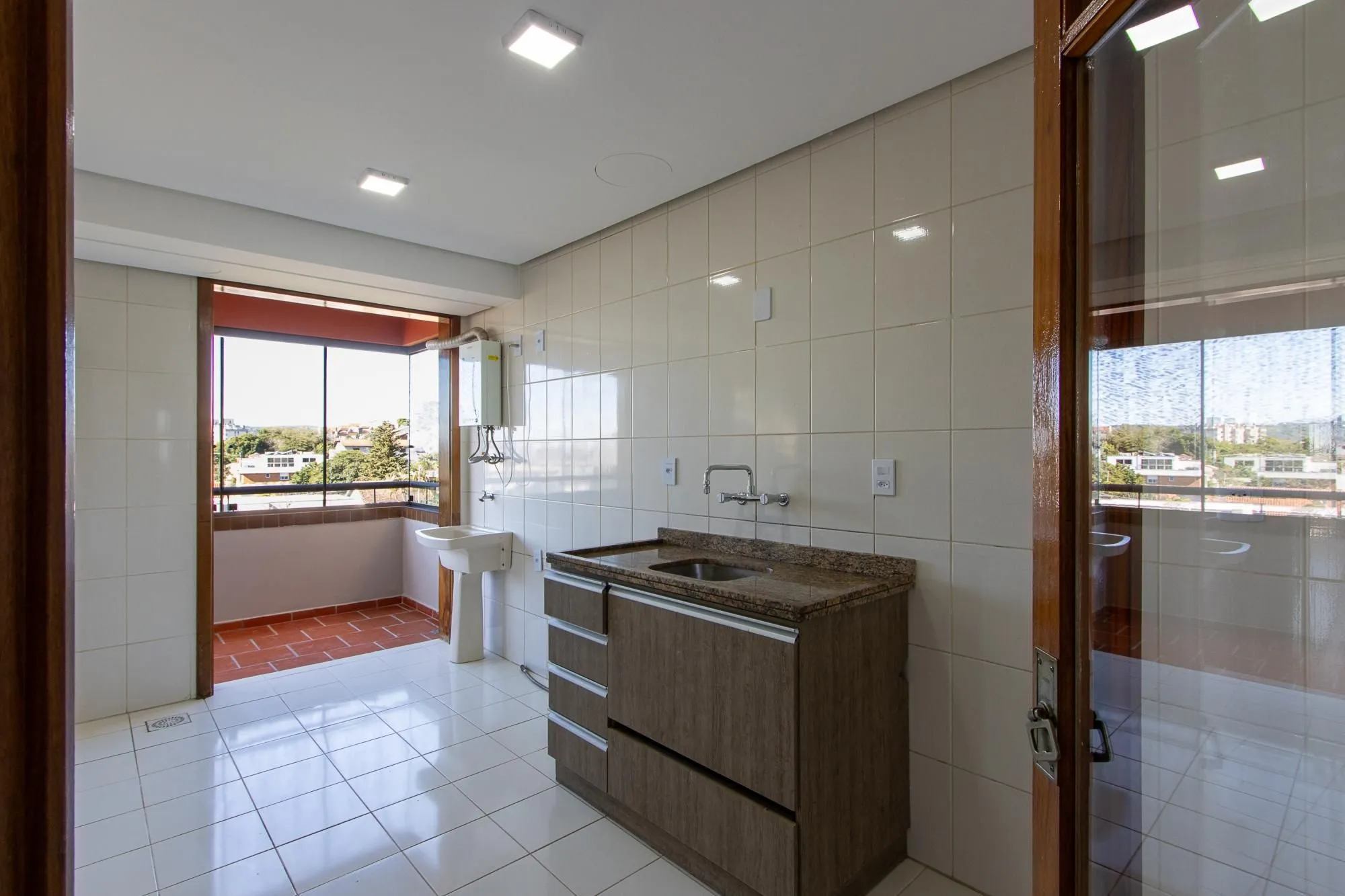 Imagem Apartamento de 2 dormitórios, 1 suíte e 2 vagas de garagem no bairro Tristeza.