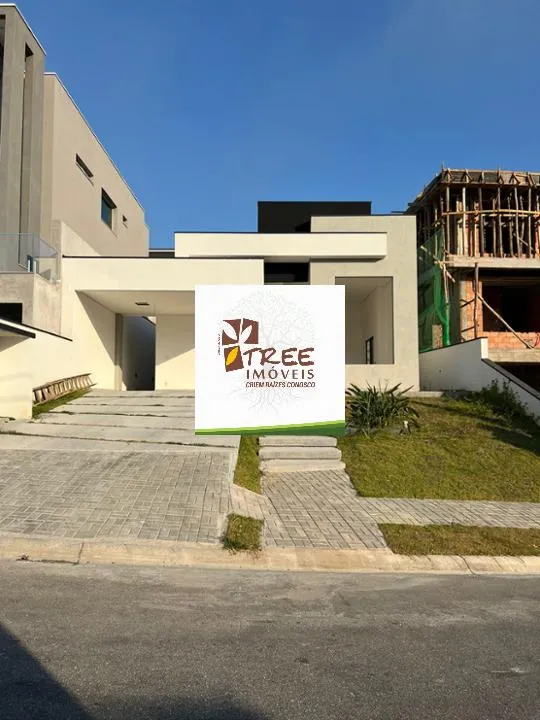 VENDA DE CASA TÉRREA NO CONDOMÍNIO ARUÃ BRISAS, EM MOGI DAS CRUZES/SP, 321m² com 3 suítes, churrasqueira, piscina e 4 vagas para autos. CONSULTE-NOS.