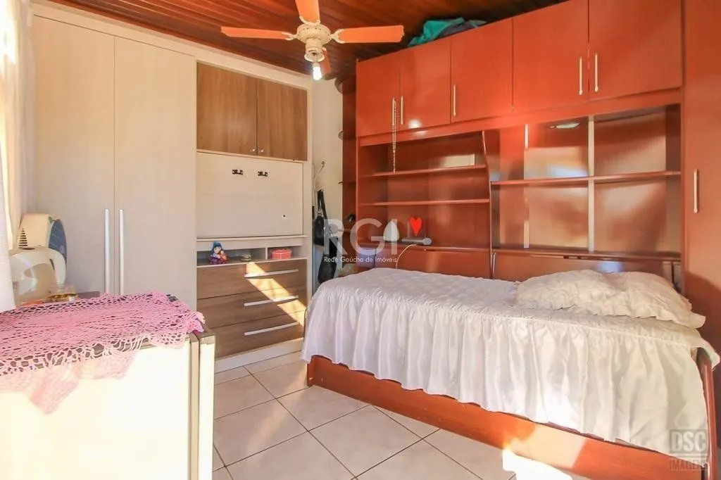 Imagem casa Living para 3 ambientes com lavabo, cozinha com pia e armários planejados